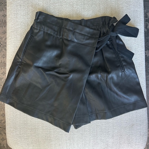 Zara Black Women's Faux Leather Shorts - Picture 1 of 2